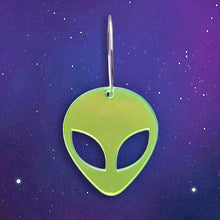 Cargar imagen en el visor de la galería, Pendiente Alien Verde Flúor
